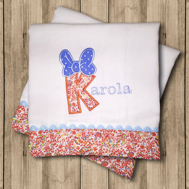 Pañito de Bebe Iniciales “Alphabet Bow Letter”